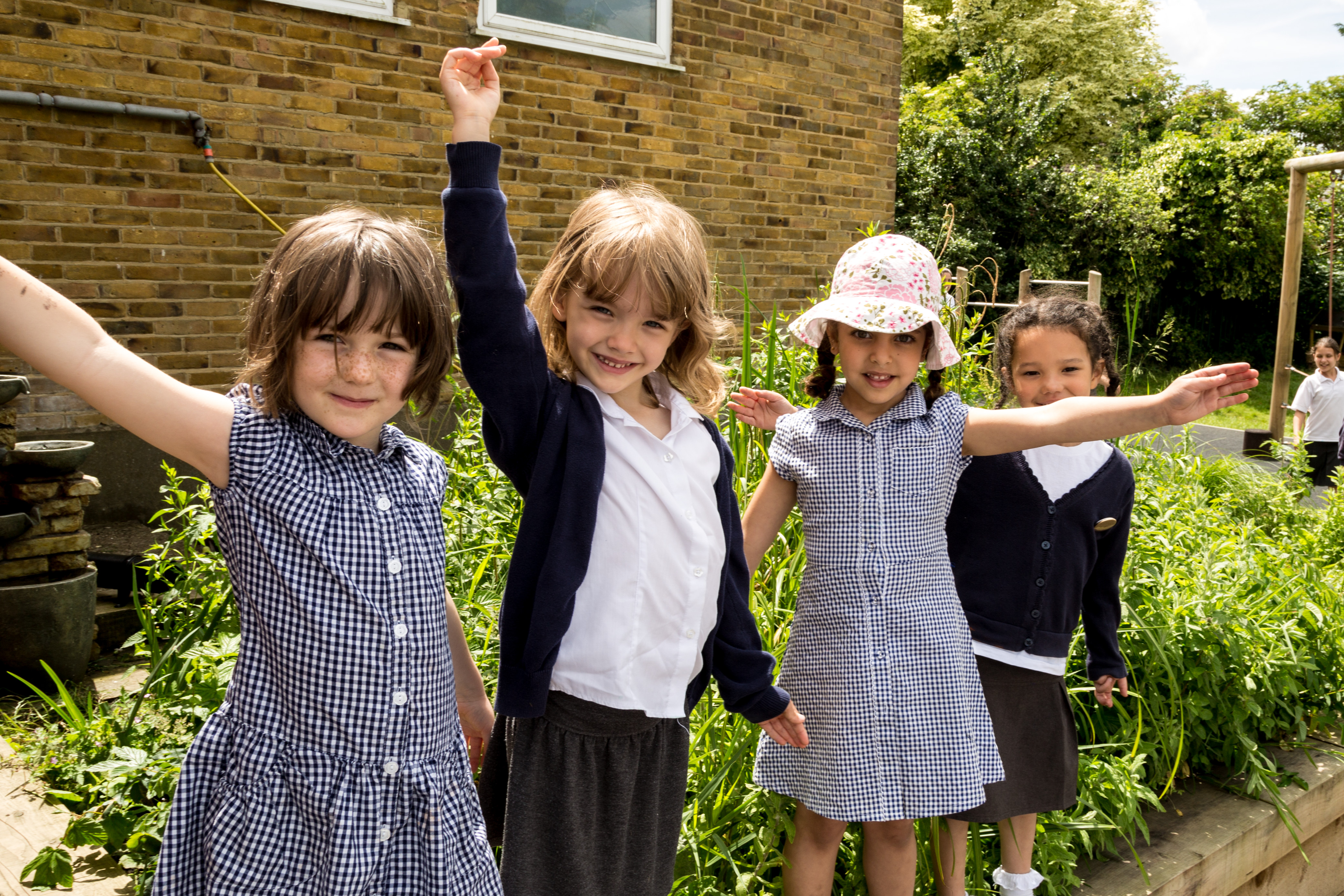 Hollickwood Primary School children get planting!