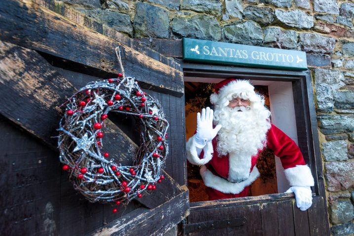 santa-with-wreath