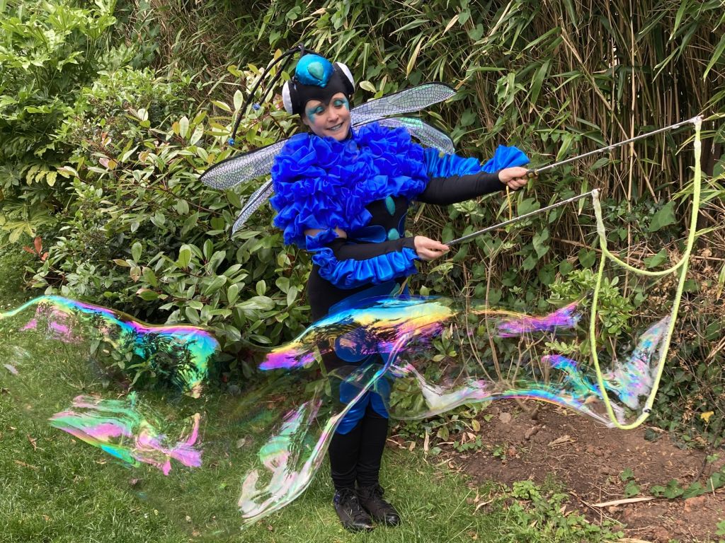 Dragonfly Bubbleologist: GIANT bubble walkabout performances