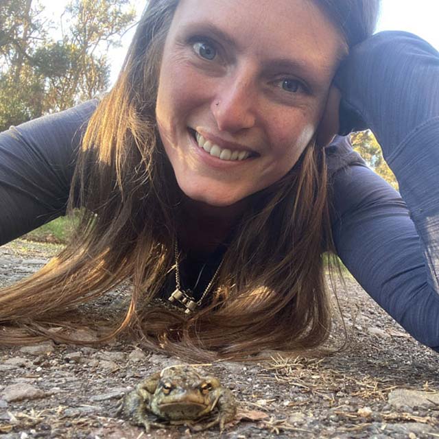 Lucy Lapwing takes a selfie with a toad
